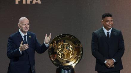 Fifa-Boss Infantino (l) und die Trophäe der Club-WM.