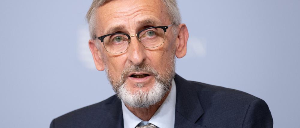 Innenminister Armin Schuster lehnt nach AfD-Einstufung anlasslose Gesinnungsprüfung für Beamte mit AfD-Mitgliedschaft ab. (Archivbild)