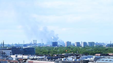 Die Berliner Feuerwehr musste zu einem Einsatz in Spandau ausrücken, um den Brand in einer Lagerhalle zu löschen.  