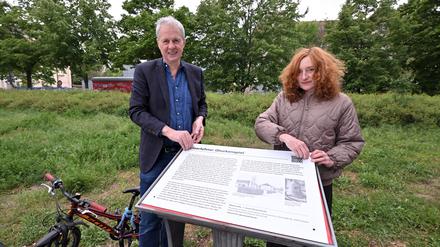 Philipp Oswalt und Agnieszka Pufelska brachten im Mai 2025 eine alternative Gedenktafel zum Glockenspiel der Garnisonkirche an der Plantage an. Drei Jahre nach dem Stadtverordnetenbeschluss zum Glockenspiel war in der Plantage nichts passiert.