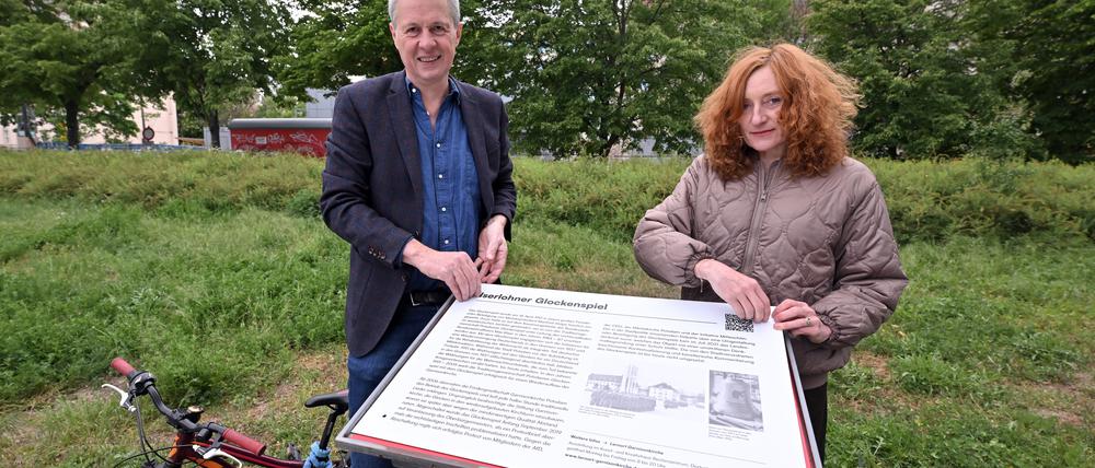 Philipp Oswalt und Agnieszka Pufelska brachten im Mai 2025 eine alternative Gedenktafel zum Glockenspiel der Garnisonkirche an der Plantage an. Drei Jahre nach dem Stadtverordnetenbeschluss zum Glockenspiel war in der Plantage nichts passiert.