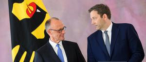 Bundeskanzler Friedrich Merz (CDU) und Lars Klingbeil (SPD), Bundesminister der Finanzen, stehen bei der Ernennung der neuen Bundesministerinnen und Bundesminister im Schloss Bellevue.