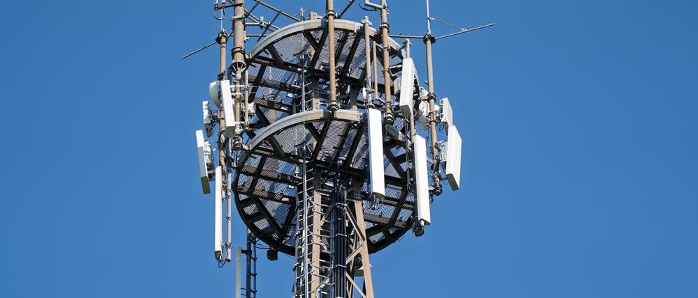 Ein Funkmast mit mehreren Antennen. In Deutschland ist es bundesweit zu einer Netzstörung beim Digitalfunk der Behörden gekommen.