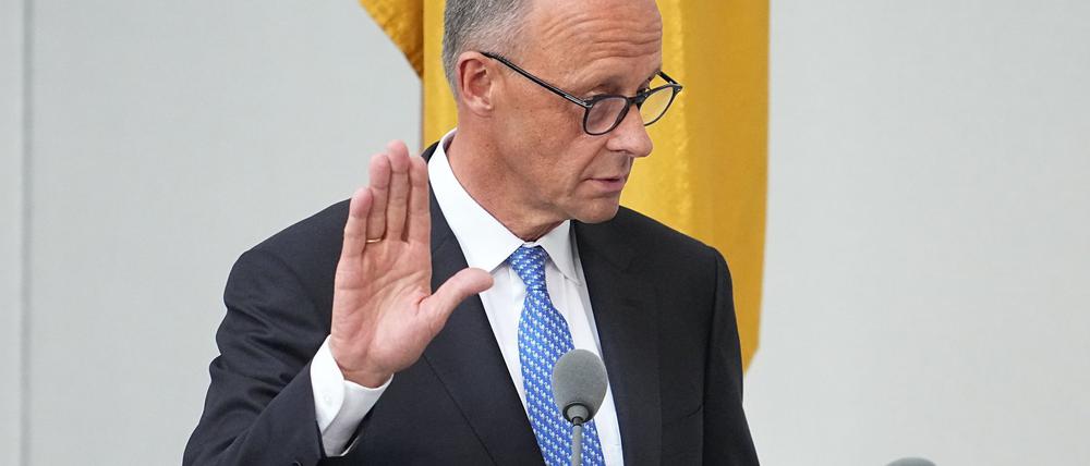 Merz schwor seinen Amtseid mit dem Zusatz „so wahr mir Gott helfe“.