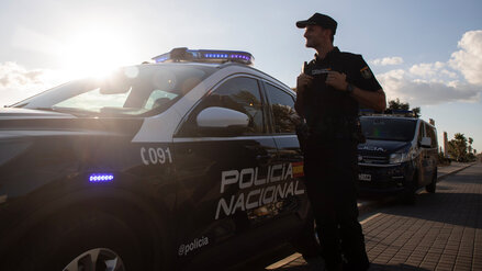 Ein Polizist der spanischen Policia Nacional patroulliert am Strand von El Arenal. 
