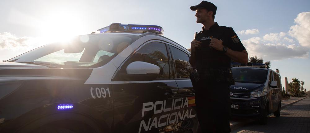 Ein Polizist der spanischen Policia Nacional patroulliert am Strand von El Arenal.