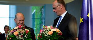 Der neue Bundeskanzler Friedrich Merz (R) und sein Vorgänger Olaf Scholz.