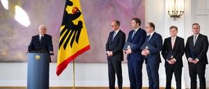 Bundespräsident Frank-Walter Steinmeier (l) spricht nach der Ernennung der neuen Bundesministerinnen und Bundesminister im Schloss Bellevue. 