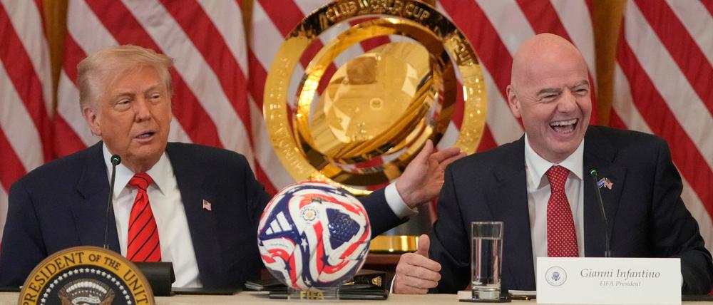 US-Präsident Donald Trump und FIFA-Präsident Gianni Infantino bei einem Termin im Weißen Haus.
