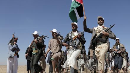Kämpfer der Huthi-Miliz marschieren während einer Kundgebung zur Unterstützung der Palästinenser im Gazastreifen und gegen die US-Angriffe auf den Jemen außerhalb von Sanaa.