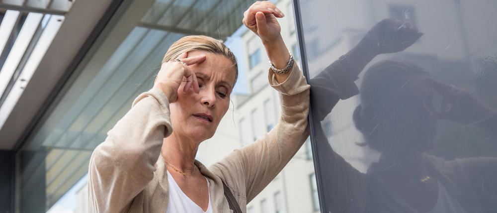 Bei Frauen kann sich ein Schlaganfall mit diffusen Symptomen wie Schwindel oder Verwirrtheit bemerkbar machen. 