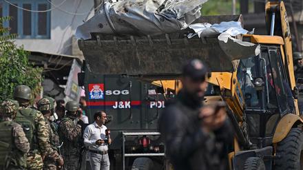 Ein Bulldozer trägt das Wrack eines Flugzeugs in Wuyan in der Nähe von Srinagar am 7. Mai 2025.