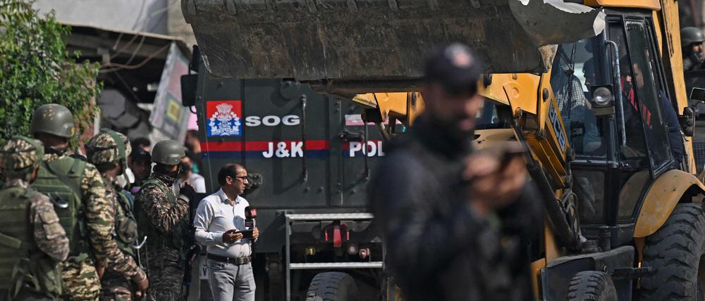 Ein Bulldozer trägt das Wrack eines Flugzeugs in Wuyan in der Nähe von Srinagar am 7. Mai 2025.