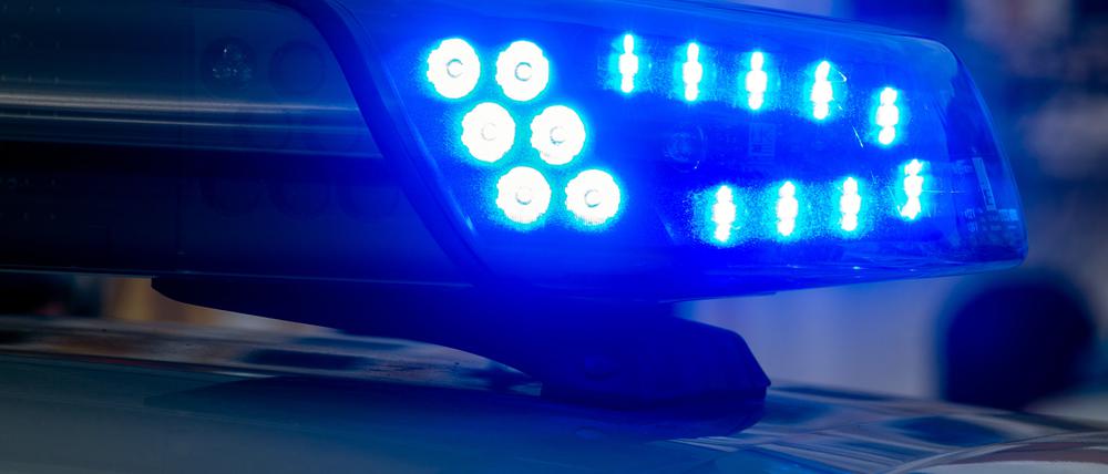 Auf dem Bild ist das Blaulicht eines Polizeiautos zu sehen.