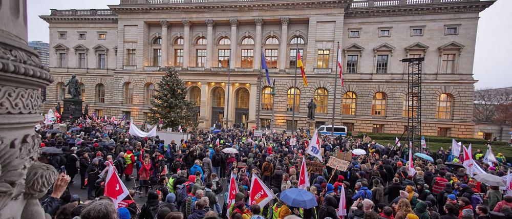 Im Dezember demonstrierten Hunderte Menschen aus der Berliner Wissenschaft gegen die geplanten Kürzungen (Archivbild).