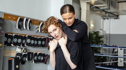 ARD/ARD Degeto Film und Radio Bremen TATORT: SOLANGE DU ATMEST, am Sonntag (11.05.25) um 20:15 Uhr im ERSTEN. Linda Selb (Luise Wolfram, links) und Liv Moormann (Jasna Fritzi Bauer, rechts) üben sich in Selbstverteidigung und trainieren Krav Maga. © Radio Bremen / Claudia Konerding, honorarfrei - Verwendung gemäß der AGB im engen inhaltlichen, redaktionellen Zusammenhang mit genannter Sendung und bei Nennung "Bild: Radio Bremen / Claudia Konerding" (S2+). Radio Bremen, Kommunikation / Presse, 28100 Bremen, Tel: 0421/246-41050, presseinfo@radiobremen.de, www.radiobremen.de