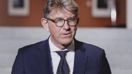 Auf dem Bild ist Wolfram Weimer in blauem Jacket zu sehen.