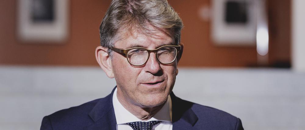Auf dem Bild ist Wolfram Weimer in blauem Jacket zu sehen.