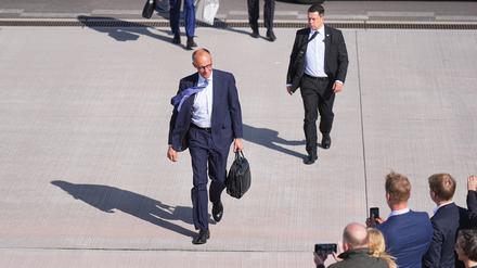 Schönefeld: Bundeskanzler Friedrich Merz (CDU) steigt in das Flugzeug der Flugbereitschaft.