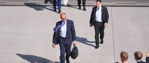 Schönefeld: Bundeskanzler Friedrich Merz (CDU) steigt in das Flugzeug der Flugbereitschaft.
