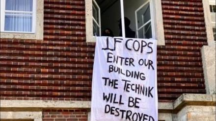 Ein Banner hängt aus dem im Oktober 2024 besetzten FU-Präsidium
