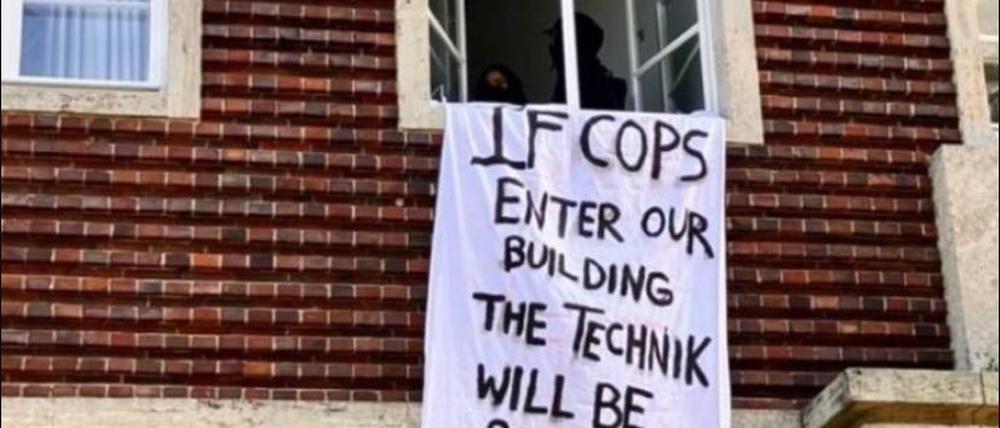Ein Banner hängt aus dem im Oktober 2024 besetzten FU-Präsidium