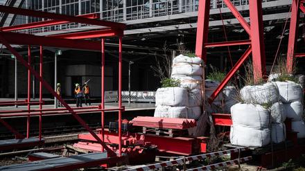 Aufgrund des Abbaus des roten Brückenkrans am Berliner Ostbahnhof kommt es in den nächsten Tagen erneut zu Einschränkungen für Fahrgäste und Autofahrer. (Archivbild)