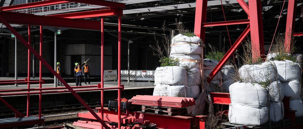Aufgrund des Abbaus des roten Brückenkrans am Berliner Ostbahnhof kommt es in den nächsten Tagen erneut zu Einschränkungen für Fahrgäste und Autofahrer. (Archivbild)