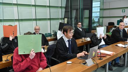Rund fünf Monate nach Gewalt gegen SPD-Wahlkämpfer stehen vier mutmaßliche Neonazis aus Sachsen-Anhalt vor Gericht. Einer der Angeklagten gestand zu Prozessbeginn. 