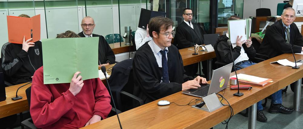 Rund fünf Monate nach Gewalt gegen SPD-Wahlkämpfer stehen vier mutmaßliche Neonazis aus Sachsen-Anhalt vor Gericht. Einer der Angeklagten gestand zu Prozessbeginn. 