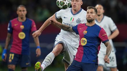 Iñigo Martínez (r) vom FC Barcelona hat eine Spuckattacke nach dem Rückspiel gegen Inter bestritten.