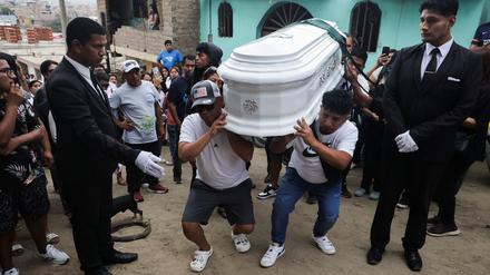 Einer der getöteten Bergarbeiter wurde am Dienstag in Trujillo bestattet.