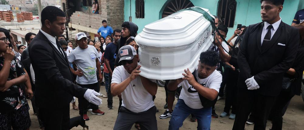 Einer der getöteten Bergarbeiter wurde am Dienstag in Trujillo bestattet.
