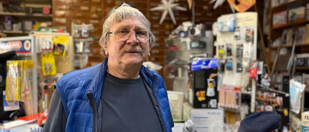 Reinhold Habel (65) betreibt in Berlin-Lankwitz in der Leonorenstraße den Eisenwarenladen Sommermeyer. Im August geht er in den Ruhestand, der Laden schließt. 