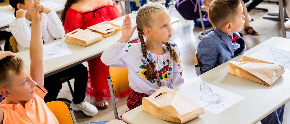 Die 6-jährige Yeva aus der Ukraine hebt bei ihrer Einschulung in der Tempelherren-Grundschule im Berliner Stadtteil Tempelhof die Hand. Sie ist mit ihrer Mutter von Schytomyr nach Berlin geflohen.
