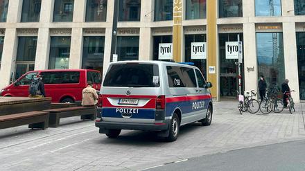 Ein Polizeiauto steht vor dem Kaufhaus Tyrol in Innsbruck.