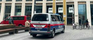 Ein Polizeiauto steht vor dem Kaufhaus Tyrol in Innsbruck.