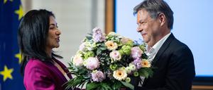Amtsübergabe im Bundeswirtschaftsministerium: Katherina Reiche (CDU) folgt auf Robert Habeck (Grüne).