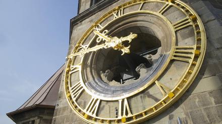 Die zwischenzeitlich sanierte Turmuhr der Berliner Kaiser-Wilhelm-Gedächtniskirche, hier aufgenommen im Jahr 2014. 