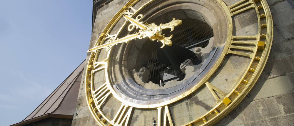 Die zwischenzeitlich sanierte Turmuhr der Berliner Kaiser-Wilhelm-Gedächtniskirche, hier aufgenommen im Jahr 2014. 
