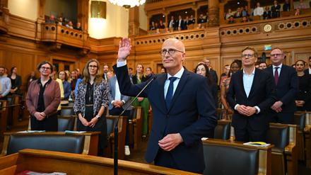 Peter Tschentscher (SPD), Erster Bürgermeister in Hamburg, wird nach seiner Wiederwahl als Regierungschef in der Bürgerschaft vereidigt.