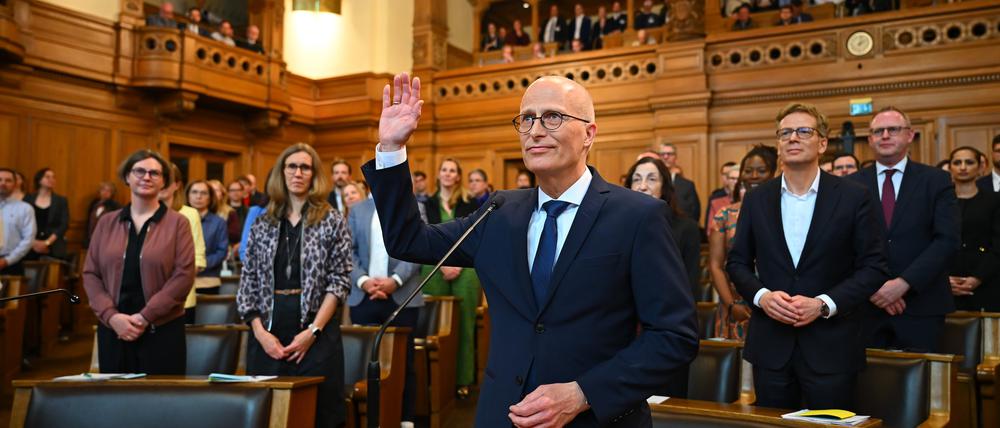 Peter Tschentscher (SPD), Erster Bürgermeister in Hamburg, wird nach seiner Wiederwahl als Regierungschef in der Bürgerschaft vereidigt.