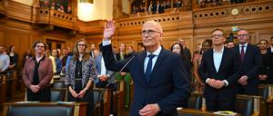 Peter Tschentscher (SPD), Erster Bürgermeister in Hamburg, wird nach seiner Wiederwahl als Regierungschef in der Bürgerschaft vereidigt.