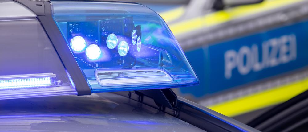 Ein Blaulicht auf dem Dach eines Polizeifahrzeugs. (Symbolbild)