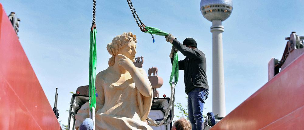 Neuschöpfungen im Geiste Schlüters: Die barockisierenden Balustradenfiguren sollen am Montag per Kran aufs Humboldt Forum gehievt werden.