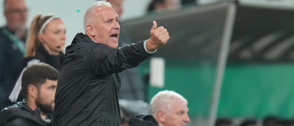Offenbachs Trainer Christian Neidhart ist mehreren Medienberichten zufolge am Dienstag beim Training zusammengebrochen.