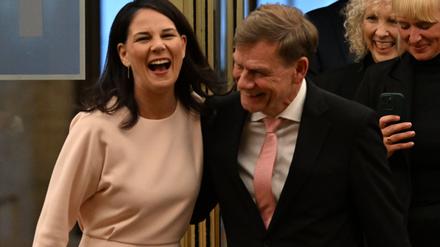 Der amtierende Außenminister Johann Wadephul und die ehemalige Außenministerin lachen Arm in Arm bei der Amtsübergabe.