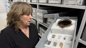 Christiane Klähne, Sammlungsverwalterin des Museums für Vor- und Frühgeschichte, zeigt einen Fundkarton aus Klatzow, in dem ein fein restaurierter Kupfertopf in seinem Schaumstoffbett steckt.