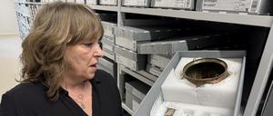 Christiane Klähne, Sammlungsverwalterin des Museums für Vor- und Frühgeschichte, zeigt einen Fundkarton aus Klatzow, in dem ein fein restaurierter Kupfertopf in seinem Schaumstoffbett steckt.