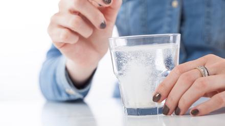 Wer aufgrund von Erkrankungen auf seinen Salzkonsum achten muss, sollte bei Nahrungsergänzungsmitteln nicht zur Brausetablette greifen.